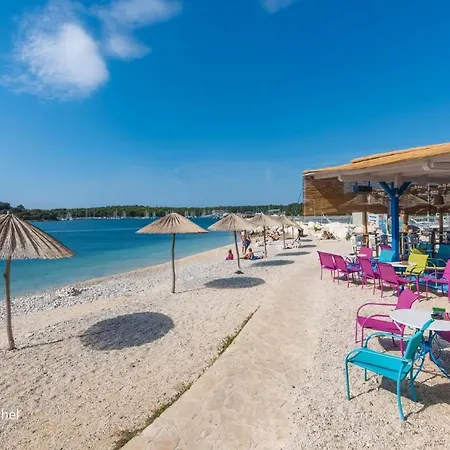 In Pjescana Uvala Mit Gemeinschaftspool Apartman