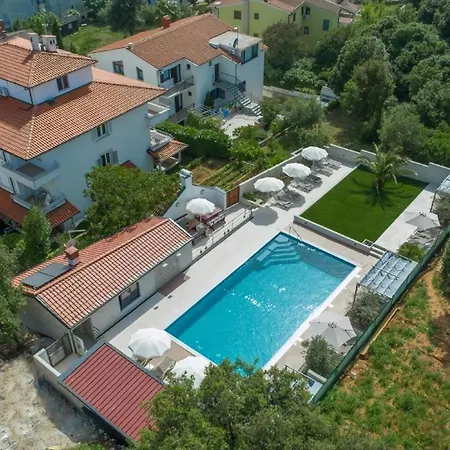 In Pjescana Uvala Mit Gemeinschaftspool Apartman *