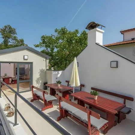 Apartment In Pjescana Uvala Mit Gemeinschaftspool *