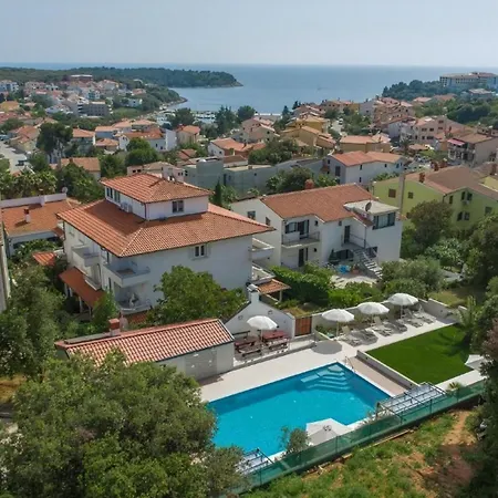 In Pjescana Uvala Mit Gemeinschaftspool Apartman Póla