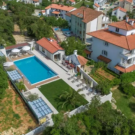 Apartment In Pjescana Uvala Mit Gemeinschaftspool Pula