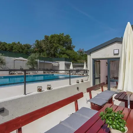 In Pjescana Uvala Mit Gemeinschaftspool Pula