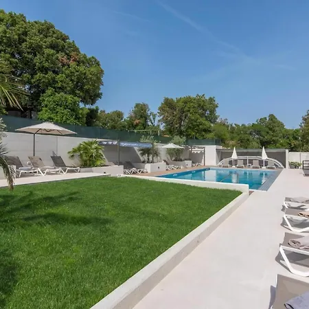 In Pjescana Uvala Mit Gemeinschaftspool Apartman