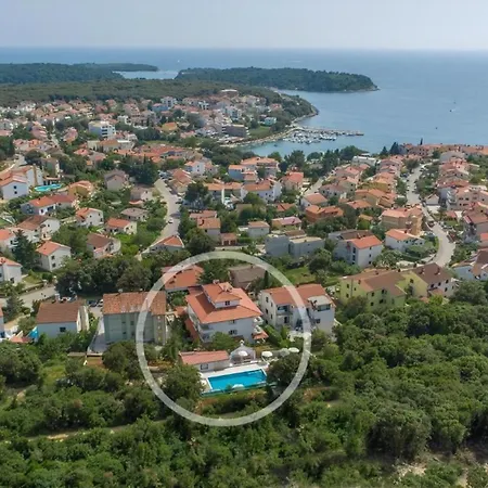 In Pjescana Uvala Mit Gemeinschaftspool Apartman Póla