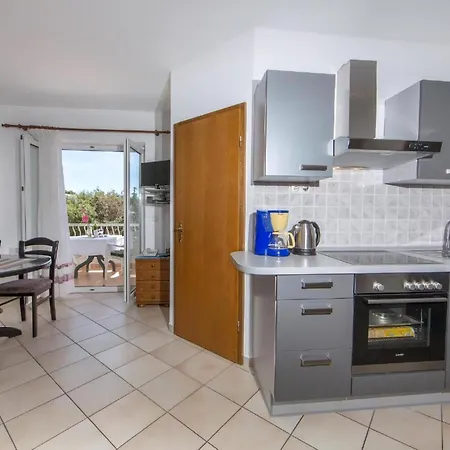 In Pjescana Uvala Mit Gemeinschaftspool Apartman