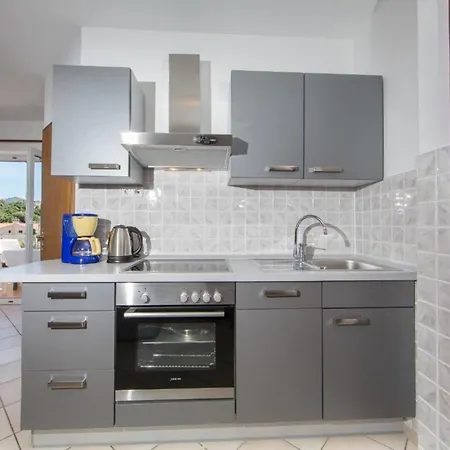 Apartment In Pjescana Uvala Mit Gemeinschaftspool *