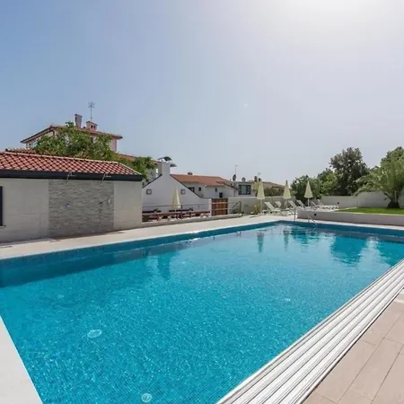 In Pjescana Uvala Mit Gemeinschaftspool Apartment