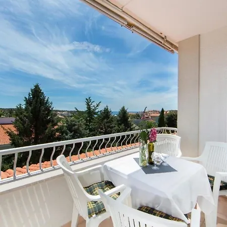 Apartment In Pjescana Uvala Mit Gemeinschaftspool *