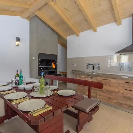 Appartement In Pjescana Uvala Mit Gemeinschaftspool