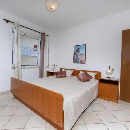 Appartement In Pjescana Uvala Mit Gemeinschaftspool