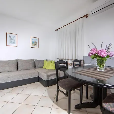 Appartement In Pjescana Uvala Mit Gemeinschaftspool