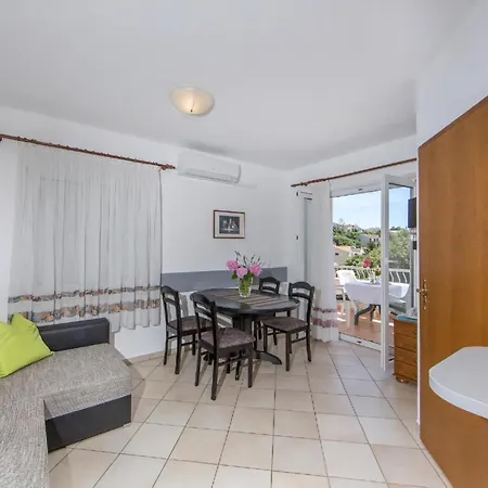 Apartmán In Pjescana Uvala Mit Gemeinschaftspool *