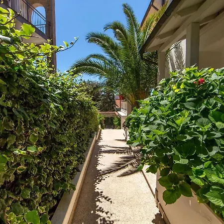 Appartement In Pjescana Uvala Mit Gemeinschaftspool *